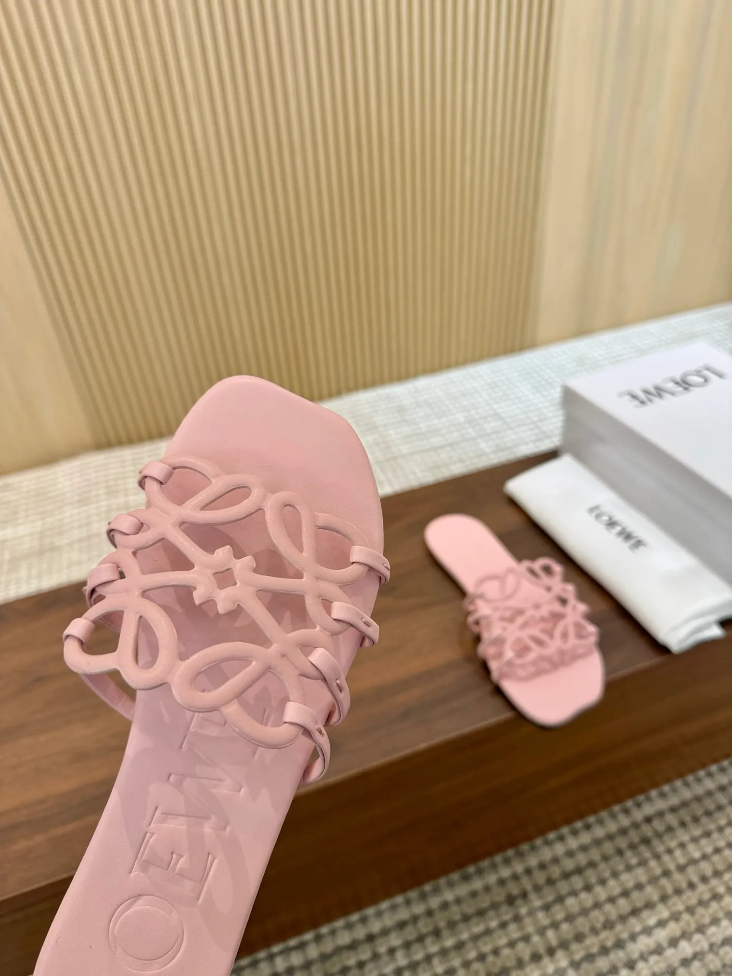 👟👟Ex-factory price 400👟👟 The latest 2025 LOEWE, summer limited edition hollow slippers, they are so beautiful on your feet! ! ! Highly recommended, a super lazy drag, the same style worn by celebrity bloggers! Fabric: Imported sheepskin (black, white, apricot, red, pink, five colors) Lining: Imported sheepskin Outsole: Genuine leather injection dyed bottom Number: 35-42